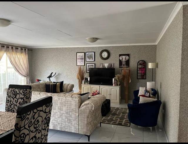 2 BEDROOM TOWNHOUSE FOR SALE IN LINDHAVEN